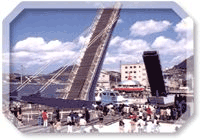 写真：門司港レトログランドオープン。 日本唯一の歩行者専用はね橋「ブルーウイングもじ」