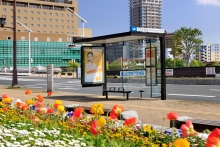 広告付バス停の写真