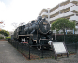 碑と蒸気機関車