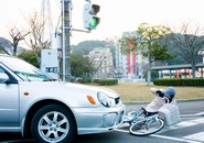 自転車と車の衝突事故写真
