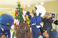 交通安全の願いを込めて、小倉南幼稚園の園児が飾り付けたクリスマスツリー写真