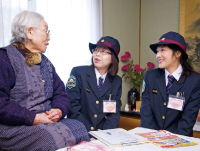 「お年寄りに喜んでもらえるのがうれしいです」と語る木村美保さん（写真中央）と濱田由美子さん（写真右）写真
