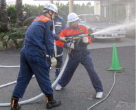 消防団員による放水訓練の指導写真