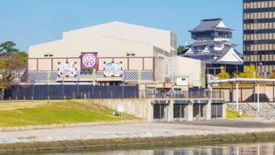 歌舞伎公演平成中村座を開催しクライマックスは借景に小倉城が現れる写真