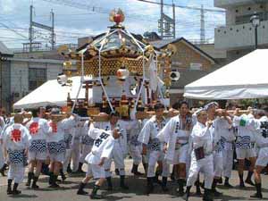 平松御輿の練り歩き