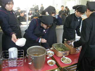 生徒一人一人に配膳する様子