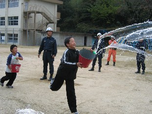 写真：バケツリレー