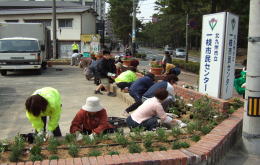 一枝市民センターの花壇を地域の皆さんと一緒に整備しました。