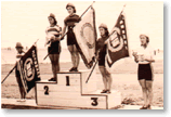 写真：表彰台に立つ女性たち。写真は昭和26年のもの。
