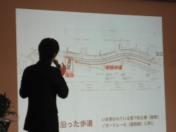 新設歩道整備概要について説明している写真