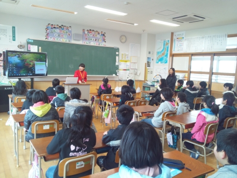 学校で出張講演をしている写真