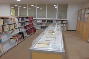 八幡図書館内観の写真