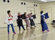 さくら会のクラブ生たちが、日本舞踊を舞っています。