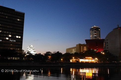 対岸からの便益施設の夜景写真