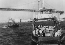 若戸大橋と若戸渡船が撮影されている写真。