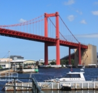 現在の若戸渡船乗り場付近から若戸大橋を撮影している様子。