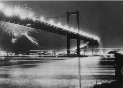若戸大橋の完成を記念して花火が打ち上げらている様子。