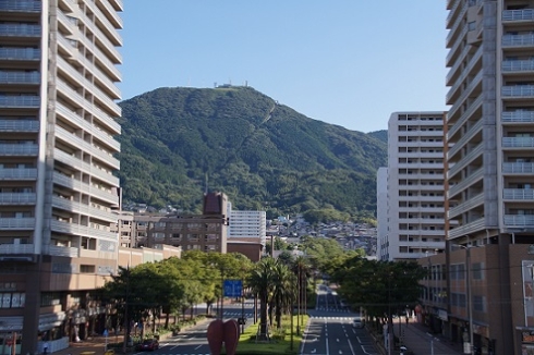 八幡駅から見た皿倉山