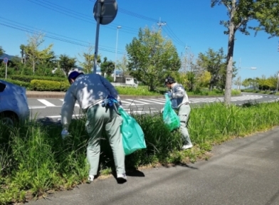 駅周辺を掃除している写真