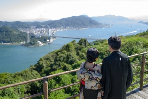 関門海峡と和装夫婦