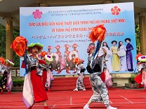 日本舞踊藤間流「裕志朗の会」がハイフォン市で「燃えろみんなの北九州」ほか日本舞踊を披露しました。