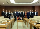 ハイフォン市訪問団が、村上議長を表敬訪問しました。