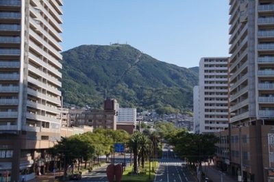 「八幡駅から見た皿倉山」の写真