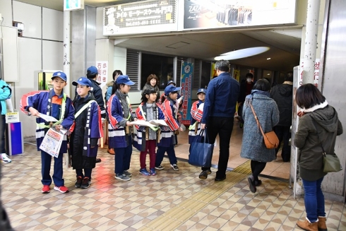 駅構内での火災予防啓発活動の様子