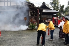 神社での火災初動の写真