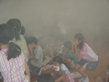 児童が煙の中を避難している写真