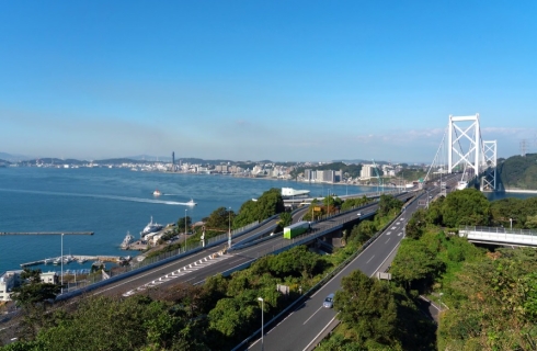 和布刈公園のウッドデッキから見た関門大橋と高速道路の写真