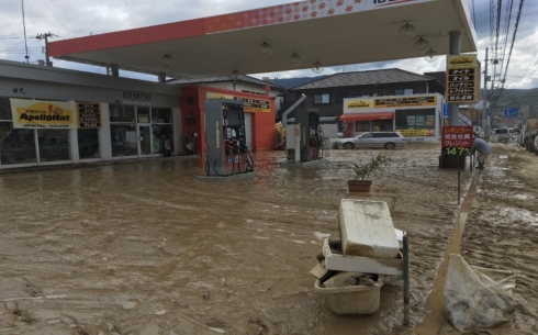 豪雨によるガソリンスタンドへの土砂流入　消防庁ホームページ引用