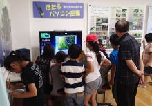 パソコンを使ったホタルの生態学習風景