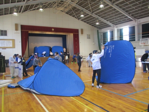 校区住民によるワンタッチパーテーションを活用した訓練の様子