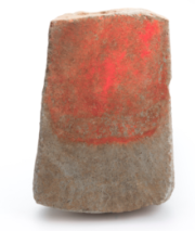 赤色顔料で塗られた石棺の石材