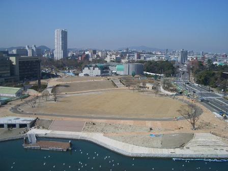 東岸から川向うの勝山公園を望む