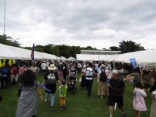 夜宮公園、のびのび広場で様々な出店が立ち並んでいる様子