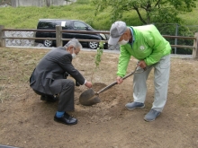 記念植樹の様子の写真