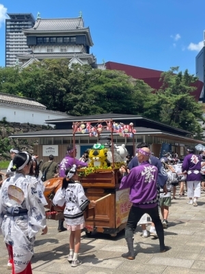 小倉祇園太鼓を体験する子どもの様子