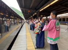 お出迎えする区長