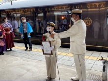 委嘱状を持つ内山さん