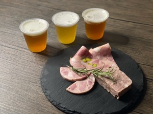 クラフトビールの試飲と自家製ソーセージ・パテの写真