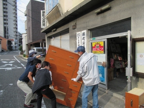 家から搬出した荷物を公民館に搬入している様子の写真