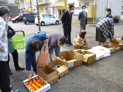 法師庵団地の移動販売でのお買い物の様子