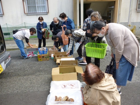 法師庵団地の移動販売の買い物の様子