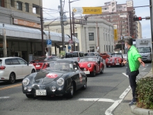 門司港周辺をクラシックカーが走っている様子