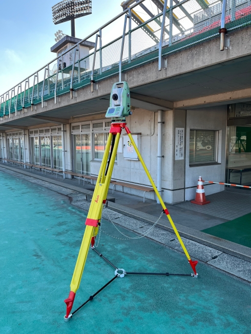 本城陸上競技場光波距離測定装置の写真