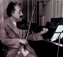 バイオリンを弾くアインシュタイン博士