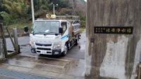 小倉南区道原浄水場から給水車で水道水を運び出す様子