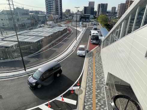 下曽根駅北口駅前広場　完成写真（駅舎東側）